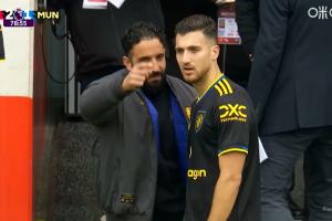 記者：曼聯(lián)被阿莫林帶得一團糟，他們就像不打地基從上往下蓋房子