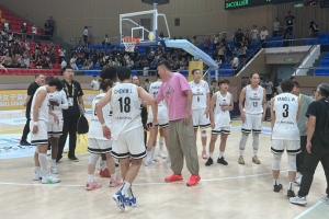 殺進FIBA亞洲女籃聯(lián)賽決賽！杜鋒賽后跟廣東女籃全隊致意