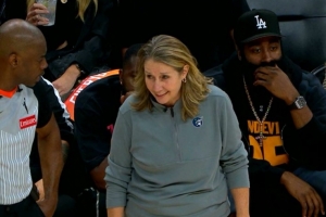 再度現(xiàn)場支持水星隊！哈登場邊觀戰(zhàn)WNBA季后賽水星VS山貓