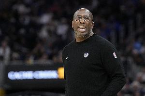 布倫森：邁克-布朗在攻防兩端會清晰溝通 讓球員各司其職