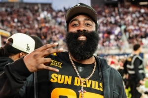 哈登回母?？撮蠙烨蛸?！離譜的是他還閃現(xiàn)接近同時開打的WNBA比賽