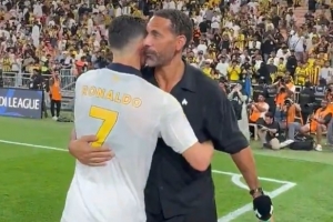 老友相見！C羅擁抱前來觀戰(zhàn)的費迪南德，兩人親切交流