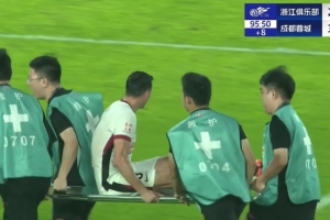 浙江主場擔(dān)架員：雖然蓉城隊員對我們工作有些干擾，但并非有意