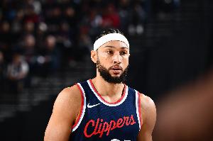 平森：西蒙斯做出了一系列愚蠢的決策 放棄上籃&連個(gè)三分都不敢投