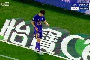 拉傷無法堅(jiān)持，巴頓上半場尾聲傷退，一瘸一拐走下場