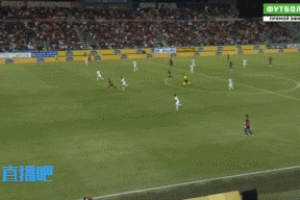 傷得不輕！貝洛蒂禁區(qū)內(nèi)相撞倒地，被隊(duì)醫(yī)攙扶下場(chǎng)