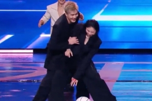 郭艾倫與王思雨臺(tái)上比賽 艾倫為了搶球一把推開了思雨