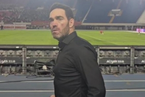 少打一人補時連進兩球絕平，亞泰主帥蘇亞雷斯農夫三拳慶祝