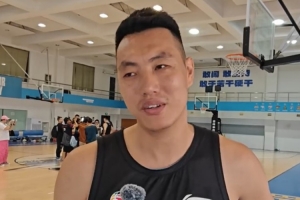 怎么幫趙睿融入球隊呢？方碩：還用我?guī)退麊幔克侥膬憾甲詠硎? >
                                        </div>
                                    </div>
                                                                        <div   id=