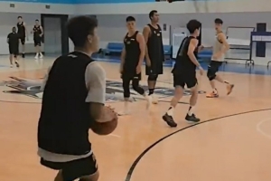 狀態(tài)不錯！趙睿參加北京男籃公開訓練 側翼命中三分