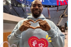 微笑+比心！烤肉姐曬小卡個(gè)人照：新鮮熱乎 可愛警告！