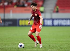 記者：傅歡踢左邊翼衛(wèi)很難受，在日本球員面前感覺像不會(huì)踢球