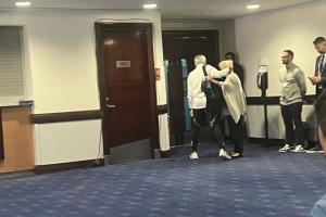 溫情時刻！發(fā)布會結束后穆里尼奧擁抱切爾西老員工，全場響起掌聲