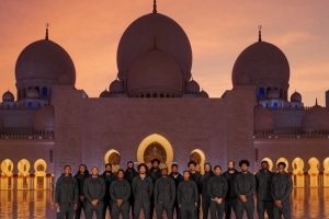 到此一游！76人曬全隊(duì)在阿布扎比地標(biāo)謝赫扎伊德清真寺合照！