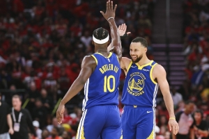 美媒發(fā)問(wèn)：勇士圍繞庫(kù)里建隊(duì)三年以失敗告終 這樣值嗎？