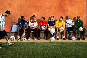 梅西博格巴克羅斯....阿迪達(dá)斯預(yù)熱世界杯用球發(fā)布：歷屆冠軍出鏡