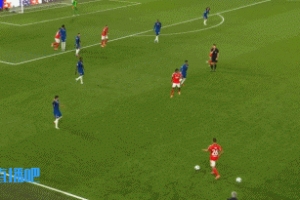 扳平心切！98分鐘場(chǎng)內(nèi)出現(xiàn)兩顆顆皮球，穆里尼奧急忙進(jìn)場(chǎng)踢走一球