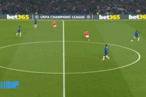 特殊的一個(gè)！切爾西球迷起立鼓掌致敬穆帥，穆里尼奧揮手回應(yīng)