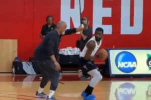 加速恢復中！歐文現(xiàn)身溫哥華訓練營 沉浸式感受近期投籃訓練