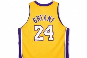 科比首件親穿24號球衣拍出88.9萬美元 06年曾以10000萬美元出售