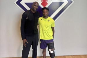 加納隊(duì)主帥阿多探望蘭普泰，球員十字韌帶撕裂接受手術(shù)