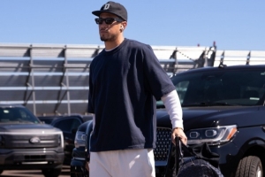 季前賽對陣湖人！太陽曬登機照：布克帥氣亮相 馬威橙色短褲亮眼