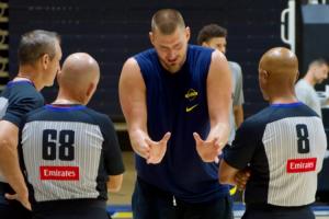 卷到裁判身上了！對抗訓(xùn)練后 約基奇拉著裁判問了20分鐘問題