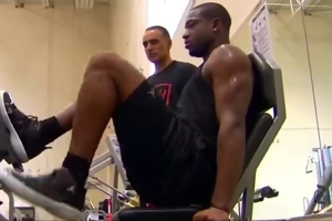 為何韋德比威少受傷多？楊毅：韋德突破有大量變向 對(duì)膝蓋負(fù)荷大