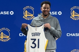 科爾：波姐更沉穩(wěn)&投籃更自信 小庫(kù)里沒打?qū)官?先做高質(zhì)量訓(xùn)練