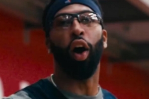 這是護(hù)目鏡還是瞄準(zhǔn)鏡？濃眉底角三分一發(fā)入魂 歐文搞怪互動(dòng)