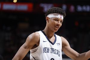 可圈可點(diǎn)！7號秀費(fèi)爾斯半場8中5&三分2中1拿到12分 送出3次助攻