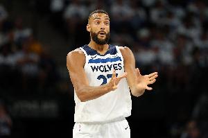 步調(diào)一致！狼隊四主力戈貝爾&里德&迪文&麥丹皆打滿首節(jié)再未登場