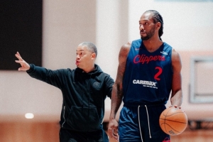 快船官方曬今日訓(xùn)練照：小卡持球盧指揮跑位 祖巴茨克里斯蒂微笑