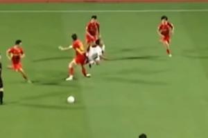 亂！裁判漏判廣西點(diǎn)球→黃威犯規(guī)導(dǎo)致自己重傷→VAR介入但黑屏！