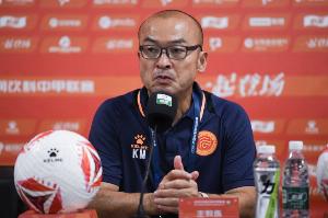 阿薩莫阿被推撞到廣告牌！前田浩二怒批：重慶這么想贏？不丟人嗎