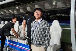 上任僅65天！韓媒：蔚山HD主帥申臺龍下課，帶隊2勝4平4負