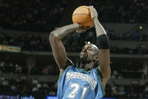 冷知識！加內(nèi)特是唯一一位對陣過72勝公牛和73勝勇士的球員