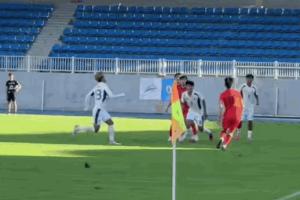 太危險了！王鈺棟熱身賽中遭泰國隊(duì)球員飛踹，隨后痛苦倒地