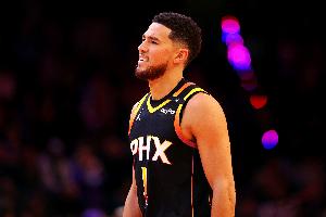 雖遲但到！布克第三節(jié)復(fù)蘇&5中4轟下12分 帶隊(duì)反超比分！