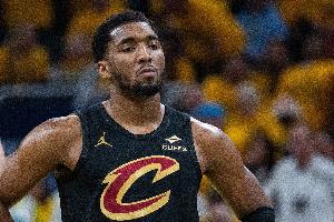 還是穩(wěn)！米切爾16投8中砍下22分6籃板4助攻3搶斷1蓋帽