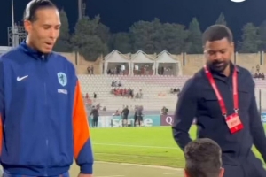 溫馨時刻！范迪克來到場邊與坐輪椅的球迷合影，并為其簽名