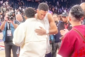 德文布克和中文布克！模仿布克網(wǎng)紅獲得布克簽名球衣+擁抱合影