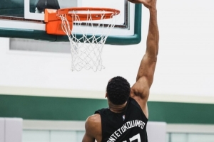 字母哥上身哥哥43號球衣參加訓(xùn)練 雙臂的肌肉輪廓簡直離譜！