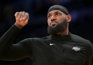 大范調(diào)侃：詹姆斯7-8年前就該退役了 我執(zhí)教時(shí)每年都建議他退役