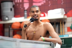 加內(nèi)特：休賽期與文班深入交流了攻防技巧&心態(tài)調(diào)整 沒垃圾話內(nèi)容