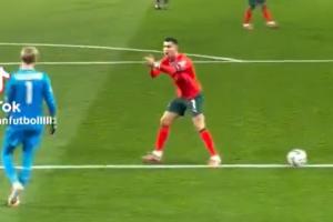 ??C羅主動(dòng)擺球并貼臉鼓掌催促凱萊赫發(fā)球，后者豎大拇指回應(yīng)