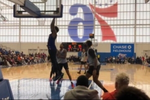 恩比德在隊(duì)內(nèi)訓(xùn)練賽完成暴扣 2月份以來首次在公開場(chǎng)合亮相！