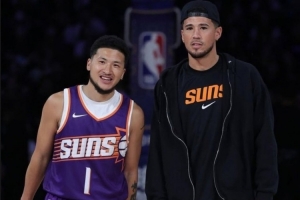 本尊認(rèn)可！布克曬與“中文布克”合影以及后者投籃視頻：繼續(xù)投