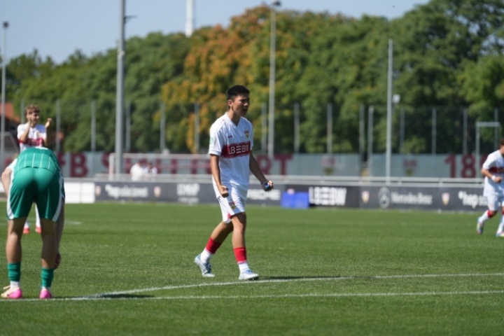 直播吧采訪謝初筠：德國的訓練體系非常專業(yè)，我技術好喜歡控球