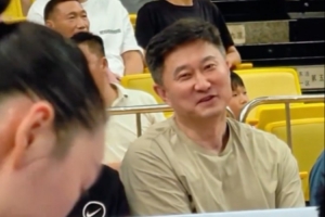 眼神犀利！杜鋒現(xiàn)場(chǎng)觀戰(zhàn)為廣東全運(yùn)女籃助威